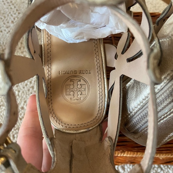 Tory Burch Metallic Gold Sandal Designer - Picture 6 of 7